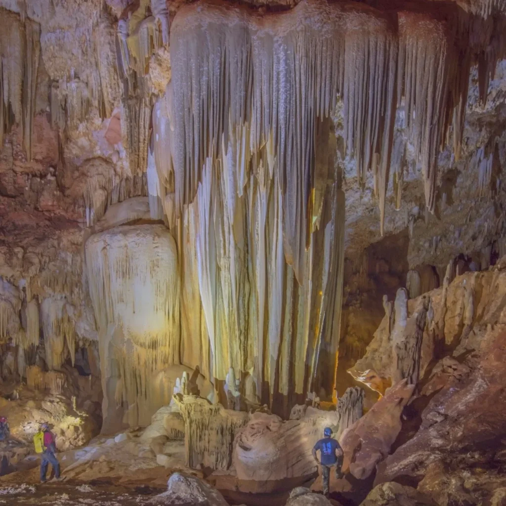 Formaciones espectaculares en cavernas y cenotes de Yucatán