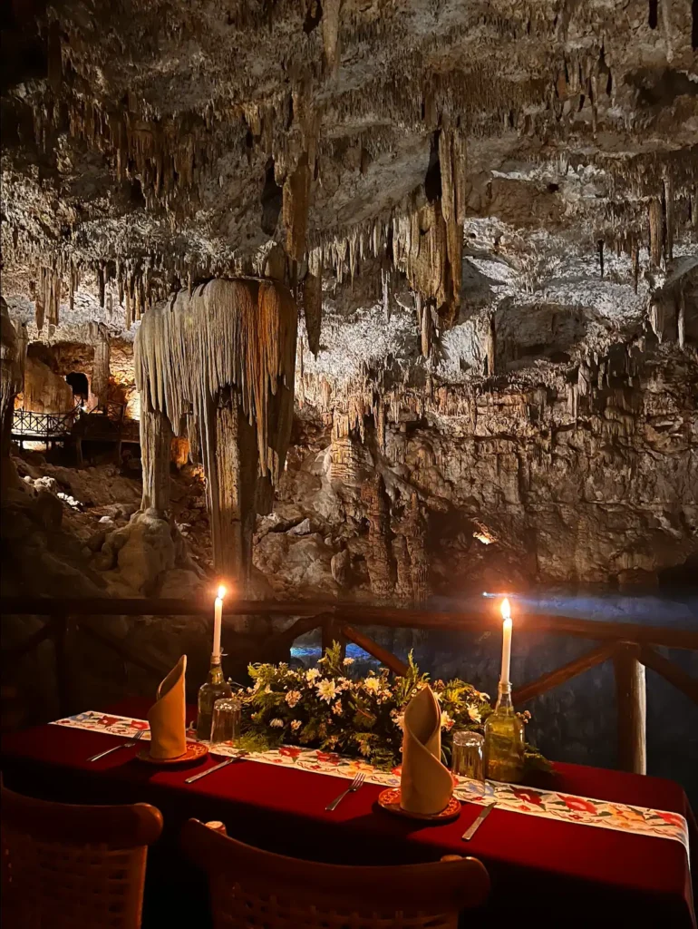 cena romántica en un cenote romántico